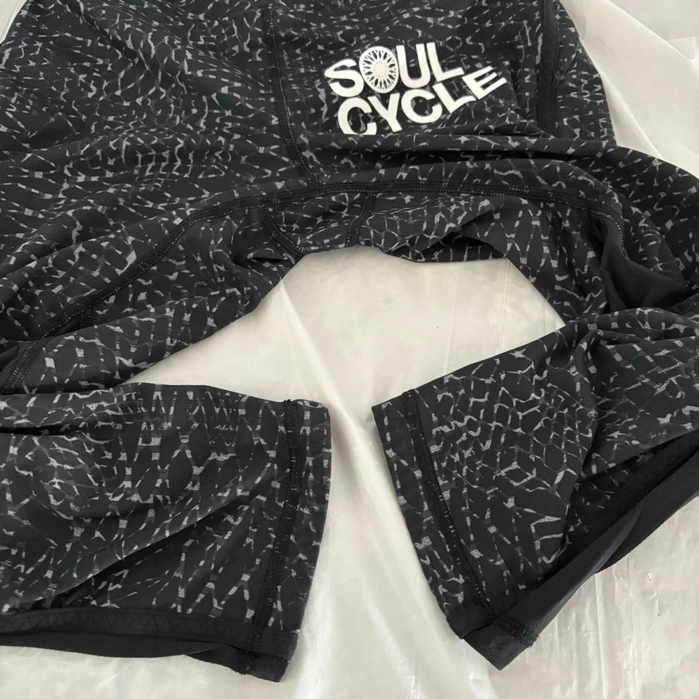 Lululemon Soul Cycle crop leggings black marked SZ 4 Worn once